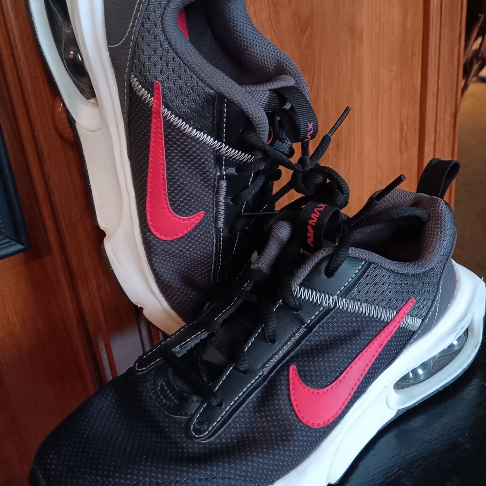 Nike Men's Black and Red Sneakers
